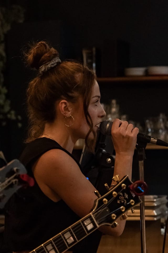 La chanteuse, guitare en main