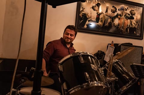 Le batteur, entre deux morceaux