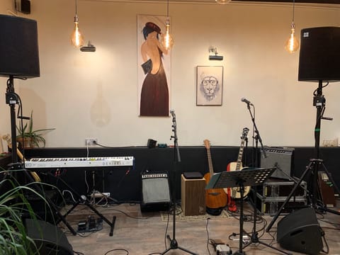La scène, prête pour le concert du soir