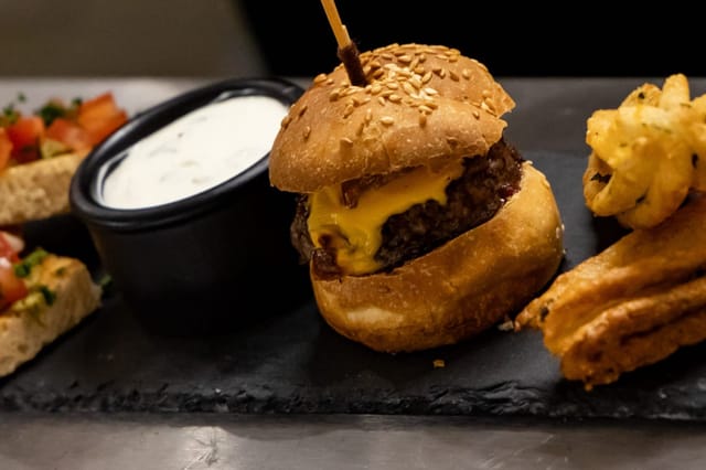 Un mini-burger et sa sauce