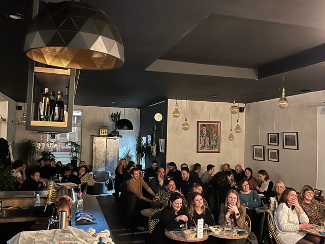 Une soirée, salle comble