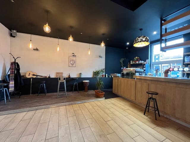 La salle et le comptoir, en plein jour