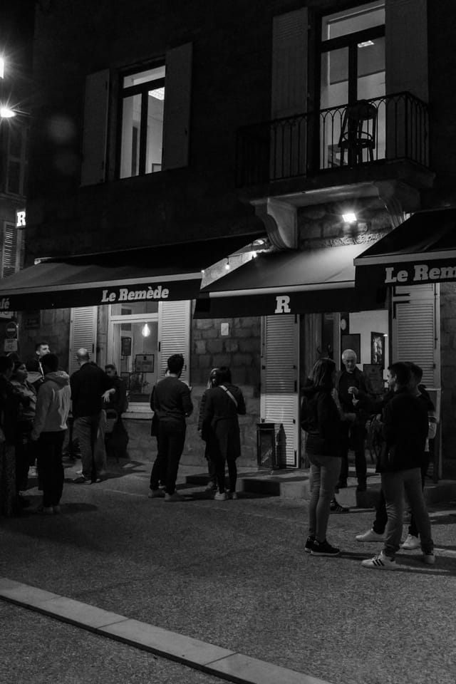 Devant Le Remède, un soir de concert