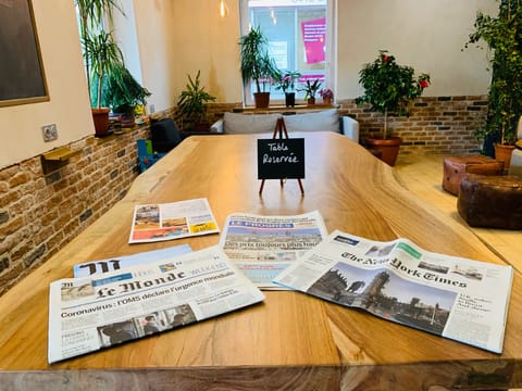 La grande table et les journaux du jour