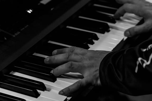 Les mains sur le clavier