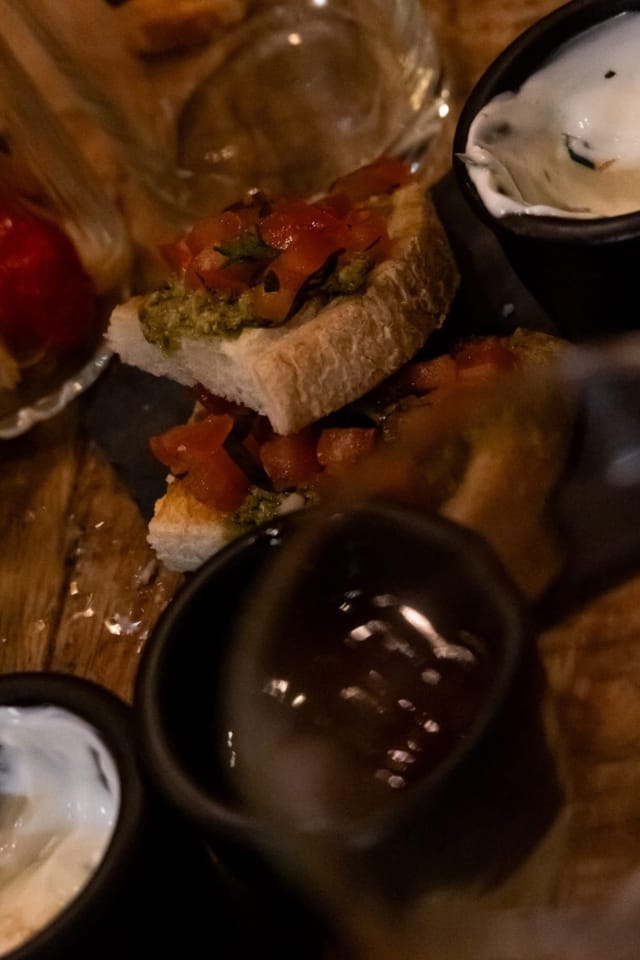 Une planche à partager et ses sauces