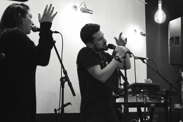 Deux voix au micro