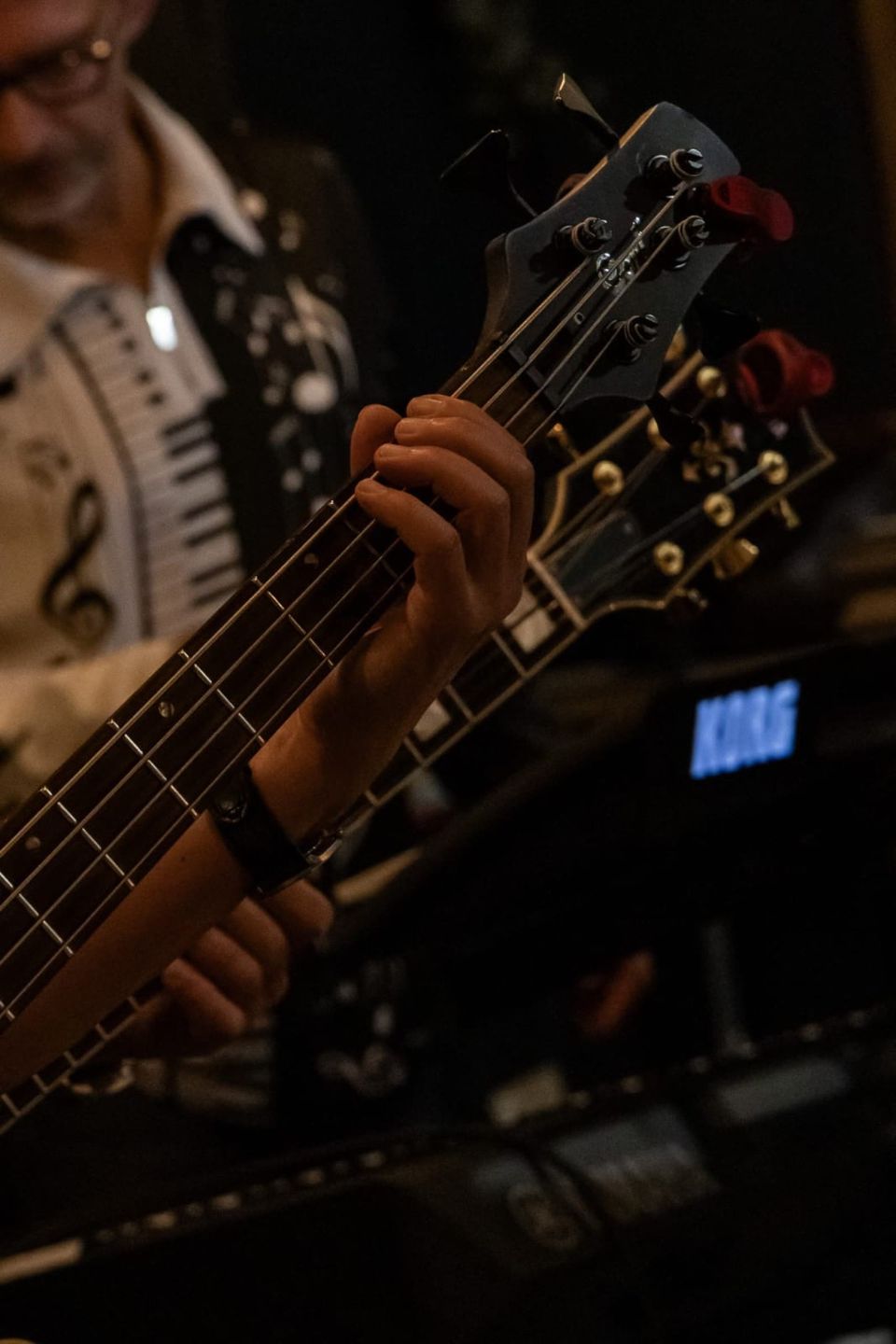 La basse, de près